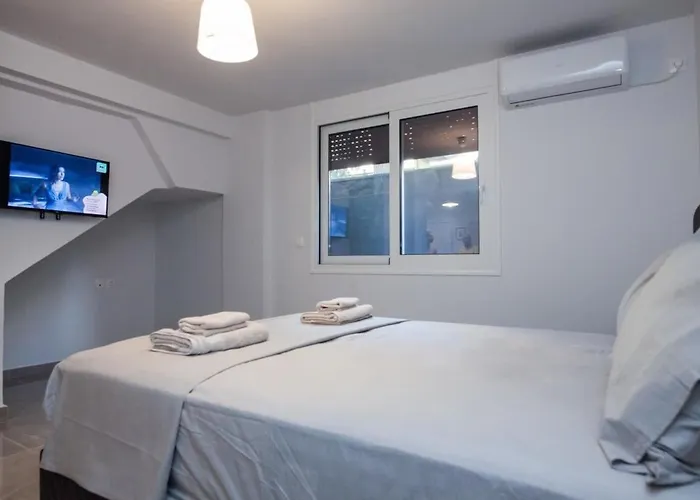 Charming Urban Oasis 1Br Apt Near Megaro Mousikis